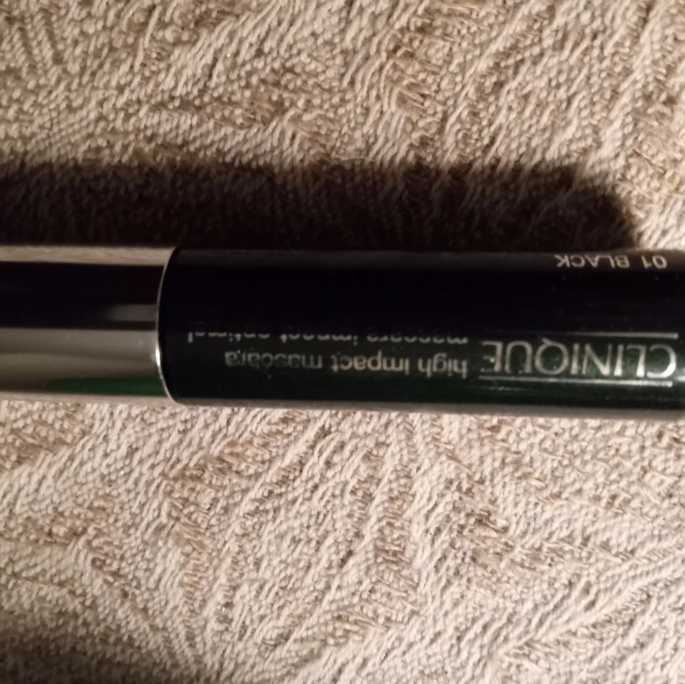 Clinique Volume Mascara - Picture 2 of 3